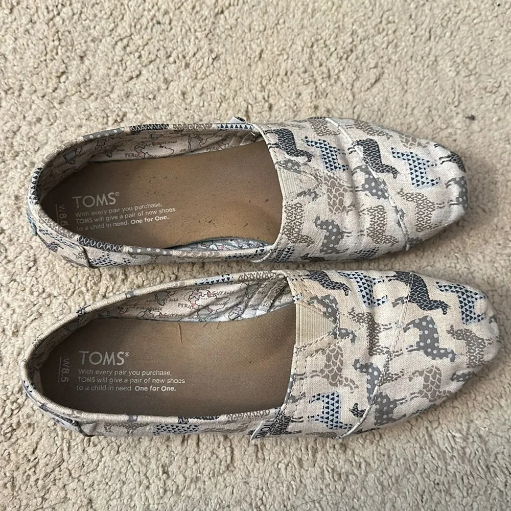 Toms Women’s Classic Slip-On with Alpaca/Llama Print - Size 8.5 - Cream